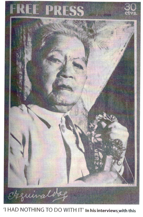 Ang matandang Don Emilio hawak ang kanyang paboritong trophy--ang espada ni Heneral Aguirre.  Sa kanyang tagumpay sa labang iyon siya napatanyag.  Mula sa Philippines Free Press.