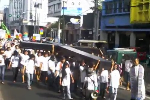 Pagbubuhat ng napakalaking krus. Kalbaryo ng mga Maralitang Tagalungsod, April 2011, Quiapo. Kuha ni Xiao Chua.