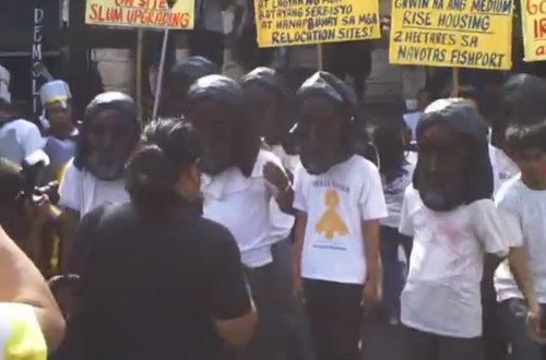 Mga maralitang nakamaskara ng Kristo. Kalbaryo ng mga Maralitang Tagalungsod, April 2011, Quiapo. Kuha ni Xiao Chua.