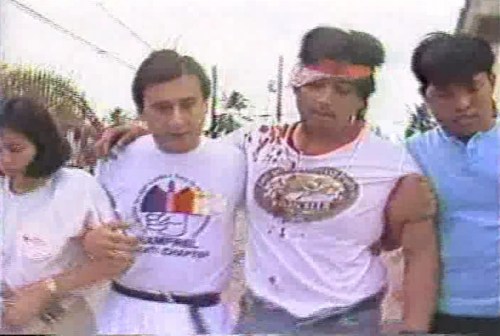 Karahasan sa Cavite Nuevo, Makato City.  Mula sa People Power:  The Filipino Experience.