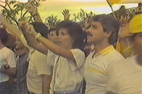 Babaeng nagpapakita krus sa kanyang kamay. Video grab mula sa People Power: The Philippine Experience/