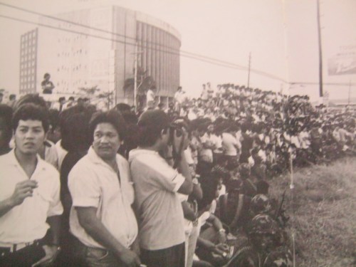 Ang taumbayan sa Ortigas, malapit sa Philippine Overseas Employment Administration, kung nasaan ngayon ang Robinson's Galleria. Mula sa James Reuter Foundation.