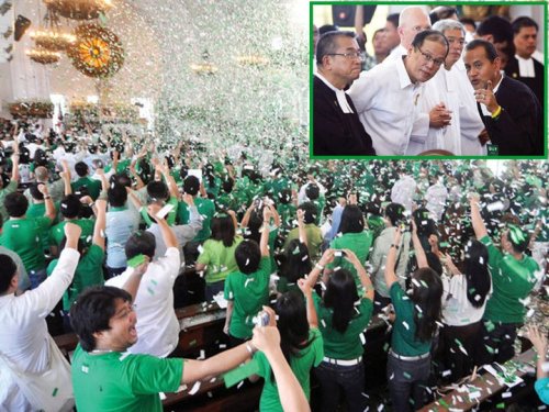 Ang frontpage na larawan ng Philippine Daily Inquirer sa selebrasyon ng sentenaryo ng De La Salle University, June 16, 2011. Makikita si Xiao Chua na kumukuha ng larawan ng kanyang sarili sa loob ng chapel sa bandang kaliwa, ilalim.