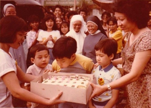 Ang aktwal na bertdey ni Guido Santos sa mga barikada sa EDSA. Mula sa GMA News.