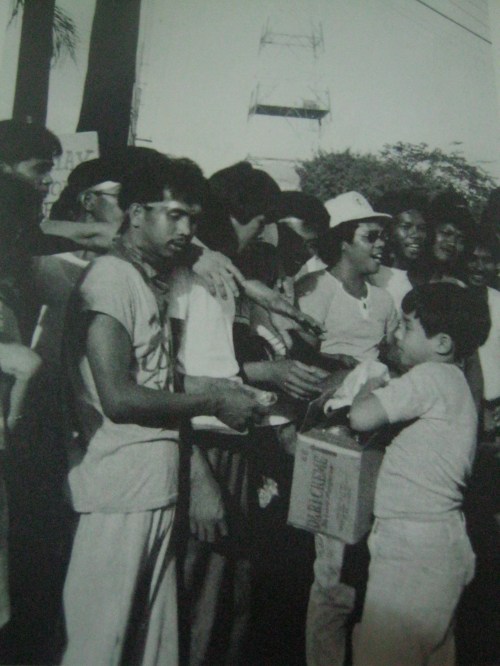 Pamimigay ni Guido ng pagkaian sa EDSA para sa kanyang ika-sampung taong kaarawan. Mula sa People Power: An Eyewitness History.