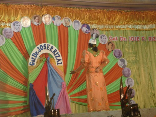 Ang pakikipag-usap ni Reyna Yolanda sa espiritu.  Calamba, Laguna, June 18, 2009.