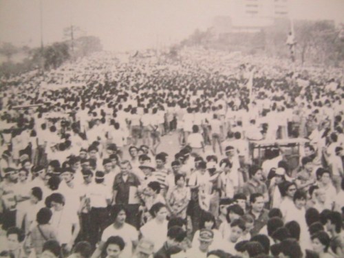 Ang taumbayan ng EDSA. Mula sa Breakaway.