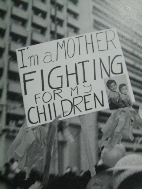 Isang plakard na namamanatang ipaglalaban ang kalayaan para sa kanyang mga anak. Mula sa People Power: An Eyewitness History.