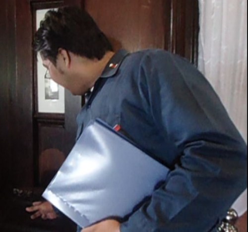 Si Xiao Chua habang minomonstra ang pagbubukas ng kabibe.  Nakuha niya kay Kuya Vener ang teknik na ito.