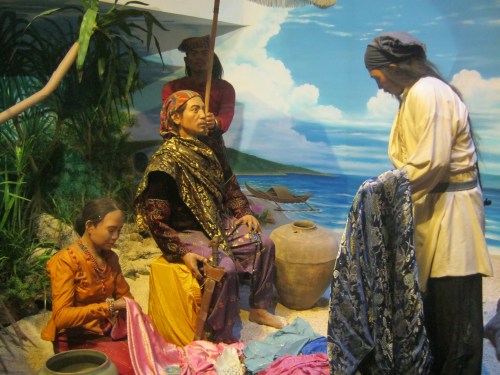 Pakikipagkalakalan ng mga Tsino sa sinaunang bayan. Diorama sa Bahay Tsinoy sa Intramuros, Maynila.