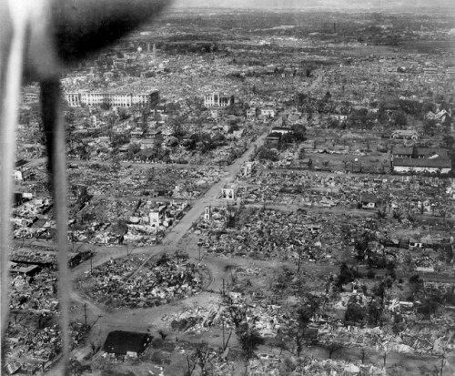 Malate, Philippine Women's University at Remedios Circle matapos ang liberasyon.  Sa kabila ng pagkawasak, paggahasa at kamatayan na ito, patuloy na nagsilbi ang ating mga bayaning doktor.  Mula sa koleksyon ni Dr. Luis Camara Dery.