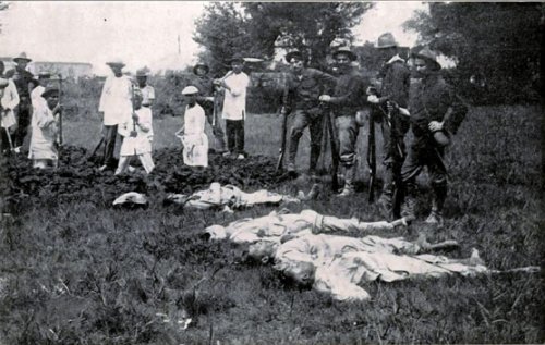 Mga nakangiting Amerkano, February 5, 1899.  Nakapose na mga Amerikano sa tabi ng mga namatay na mga Pinoy.  Mula kay Arnaldo Dumindin.  