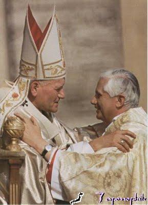 Papa sa papa: Si Cardinal Joseph Ratzinger habang binabati ang bagong papa noon na si John Paul II.