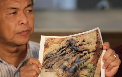 Ipinapakita ng Defense Minister ng Malaysia ang hinukay na mga katawan ng mga Royal Forces ng Sultanato ng Sulu.