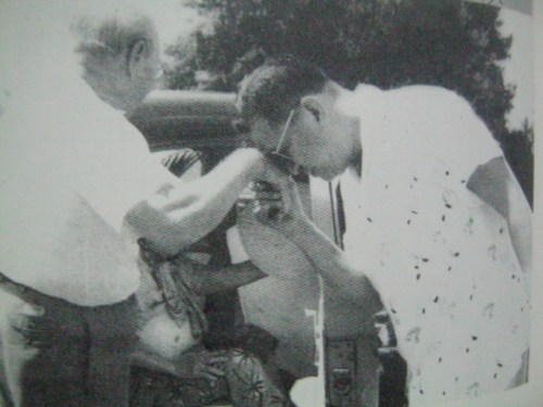 Si Magsaysay habang nagmamano sa kanyang ama. Mula sa Magsaysay: The People's President.