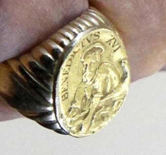 Fisherman's Ring ni Benedict XVI.