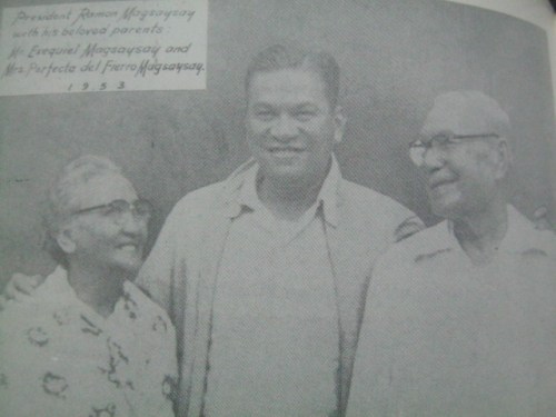 Si Magsaysay kasama ang kanyang mga magulang na sina Exequiel Magsaysay at Perfecta del Fierro. Mula sa Magsaysay: The People's President.