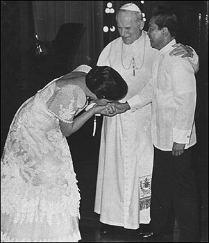 Ang paghalik sa kamay ni Unang Ginang Imelda Marcos sa Santo Papa habang nanonood ang Pangulong Marcos sa pagbisita ng kanyang kabanalan sa Pilipinas, 1981.