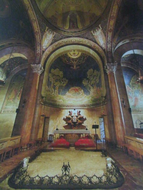 Ang tradisyunal na bato kung saan nanalangin si Hesus sa Hetsemani. Kuha ni Ken Duncan mula sa Where Jesus Walked.