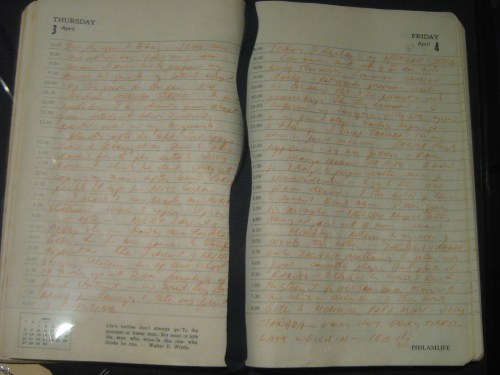 Pahina ng diary ni Ninoy sa kulungan na nakabukas sa unang araw ng kanyang hunger strike.  Panginoon ko, tanging si Cory lamang daw ang nakakaintindi ng sulat niya.  Kuha ni Xiao Chua, sa kagandahang loob ng Aquino Center.