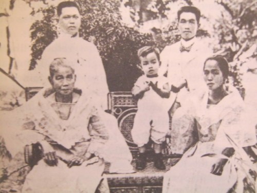 Nakatayo: Kapatid ni Emilio na si Baldomero, anak na si Miguel at Emilio Aguinaldo. Nakaupo: Inang si Trinidad Famy at kapatid na si Felicidad. Mula sa Great Lives Series.