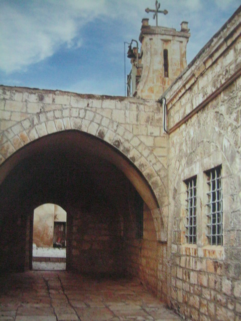 Ang bahay ni Annas, tatay ni Caiaphas, na ngayon ay Simbahan ng Banal na Arkanghel sa Herusalem. Kuha ni Ken Duncan mula sa Where Jesus Walked.