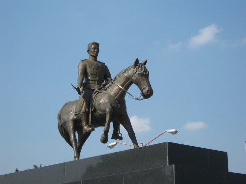 Monumento ni Heneral Aguinaldo na nangangabayo sa plaza sa harap ng Dambanang Aguinaldo. Kuha ni Xiao Chua.