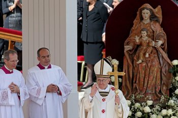 Ang bagong Santo Papa Francisco sa kanyang pagpapasinaya, March 19, 2013 sa Piazza San Pietro sa Lungsod ng Vaticano.