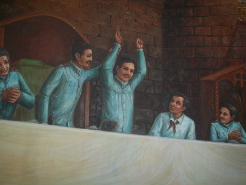 Nagwaging Pangalawang Pangulo si Mariano Trias habang iginagalang ng Supremo Andres Bonifacio ang pasya ng kapulungan. Painting ng Tejeros Convention sa bukana ng Tejeros Hall, Armed Forces of the Philippines Commissioned Officers' Club. Kuha ni Xiao Chua.