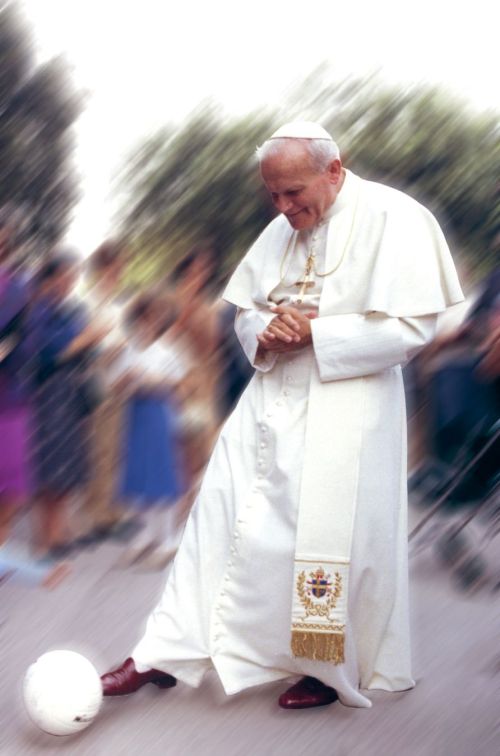 Ang pulang sapatos ni Pope John Paul II.