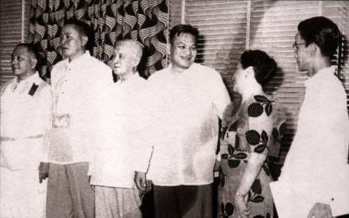 Si Pangulong Magsaysay kasama ang dating Pangulong Osmena sa Cebu, 16 March 1957. Mula kay Manuel Quezon, III.