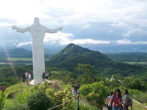 Monasterio de Tarlac sa tuktok ng isang bundok sa San Jose, Tarlac.  Kuha ng mga estudyante ni Xiao.