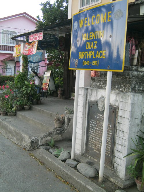 Sa sari-sari store na ito sa Plaza ng Paoay ang pook sinilangan ni Valentin Diaz. Mga Kuha ni Xiao Chua.