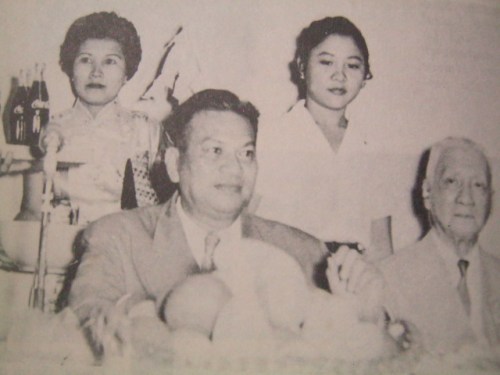 SI Pangulong Ramon Magsaysay habang kumakain kasama ang dating Pangulong Sergio Osmena. Mula sa aklat na Ramon Magsaysay: A Political Biography ni Jose Abueva.