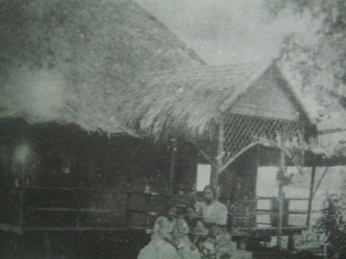 Ang bahay ni Paciano sa Los Banos sa tabing lawa.  Mula sa Lolo Jose:  An Intimate Protrait of Rizal.