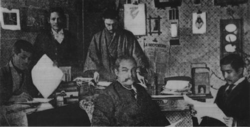 Ang titulo ng larawan na ito ay "Sun Yat Sen meeting reporter of Look in Japan 1901." Kung ang tinutukoy ay ang nakaupong lalaki sa gitna, obviously, nasa lugar sila ng mga Pilipinong makabayan, makikita si Ponce na naka-kimono at ang kopya ng La Independencia na nakasabit sa tabi niya. Mula sa Wikipedia.
