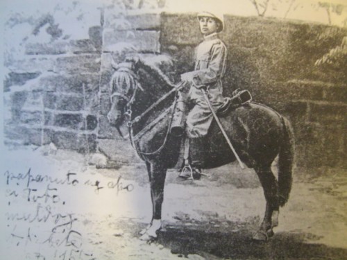 Si Heneral Emilio Aguinaldo na nakasakay sa kabayo. Mula sa Great Lives Series.