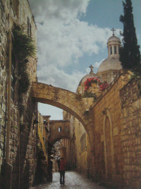 Via Dolorosa. Ang daan kung saan nagbuhat ng kahoy si Hesus tungo sa kanyang kamatayan. Kuha ni Ken Duncan mula sa Where Jesus Walked.