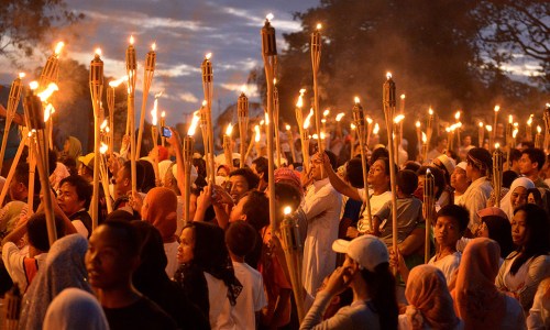 Supporters of the self-proclaimed Sultan of Sulu Jamalul Kiram, hold a torchlight parade near a mosque in Manila. Malaysia expanded its hunt for armed Filipino invaders who dodged a military assault meant to crush them, as a Philippine guerrilla said more Islamic fighters had arrived. From the LA Times