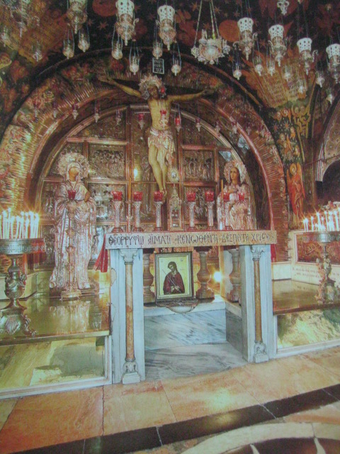 Ang tradisyunal na sayt ng kamatayan ni Hesus sa loob ng Simbahan ng Banal na Sepulkro sa Herusalem. Ang mga bato sa ilalim ng altar ay mula sa orihinal na Golgotha o Kalbaryo. Kuha ni ken Duncan mula sa Where Jesus Walked.