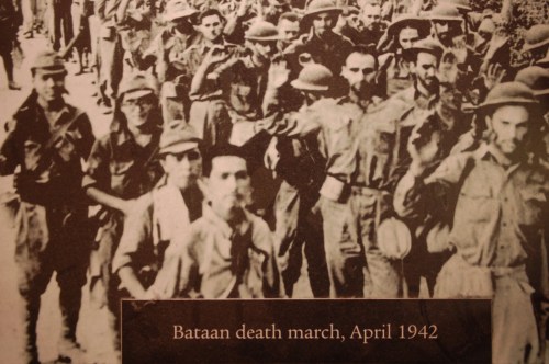Larawan ng pagsuko sa Bataan na sinundan ng pagpapalakad ng isandaang kilometro sa mga sundalong Pilipino-Amerikano, ang Death March.