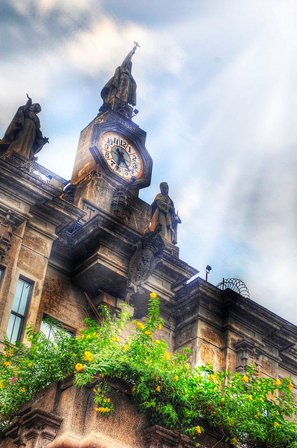 Tria Haec: Fe, Esperanza, Caridad (Faith, hope and love) sa disenyo ng main building ng Unibersidad ng Santo Tomas.