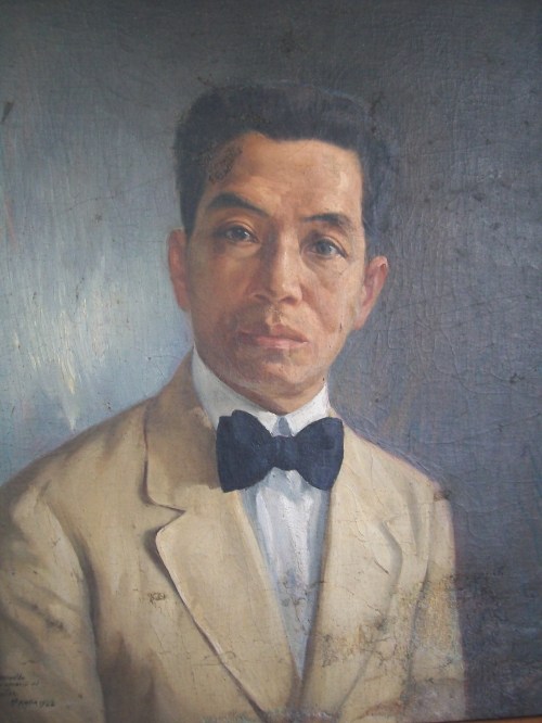 Larawan ni Emilio Aguinaldo na nasa opisina ng Dambanang Aguinaldo na may nakasulat na inskripsyon sa kaliwa bandang ilalim nito: "Al señor E. Aguinaldo con sincero aprecio del Autor, Manila 1922." Kuha ni Xiao Chua.