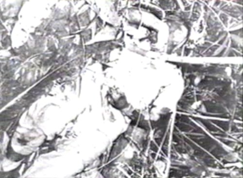 Ang bangkay ng Pangulong Ramon Magsaysay sa pinangyarihan ng pagbagsak ng eroplano. Mula sa dokumentaryong In Our Image.