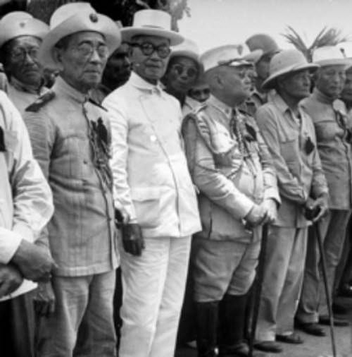 Si Heneral Aguinaldo kasama ang kanyang mga beterano.