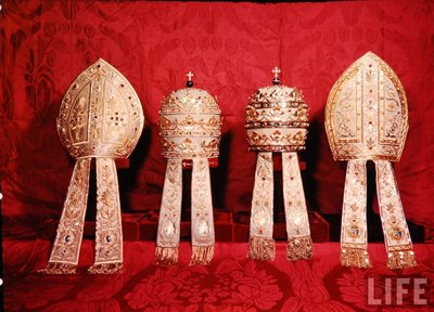 Mga mitre at triregnum. Mula sa LIFE archives.