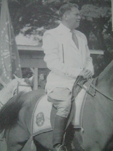 Si Magsaysay habang nakasakay sa kanyang opisyal na kabayo, Mula sa Magsaysay: The People's President.