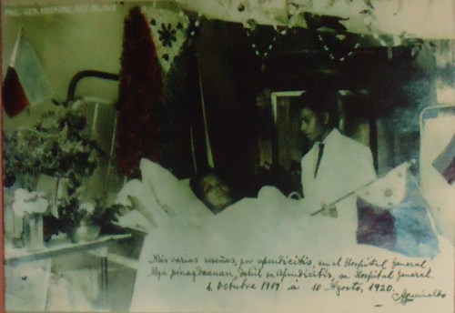 Larawan ni Heneral Aguinaldo sa banig ng operasyon para sa apendicitis, 1919. Mula sa Dambanang Aguinaldo.