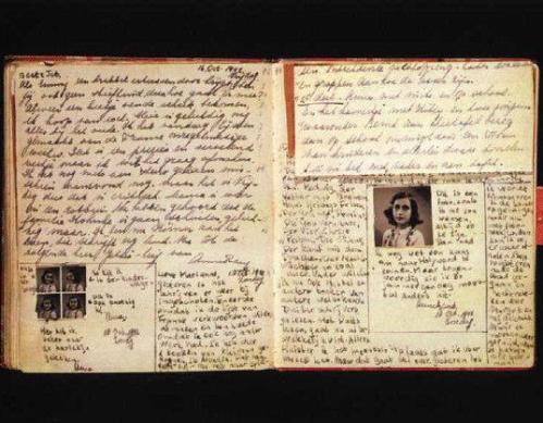 Mga dahon ng talaarawan ni Anne Frank na nagtataglay ng kanyang aktwal na sulat kamay.