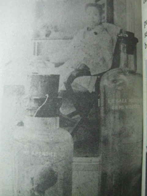 Si Heneral Aguinaldo sa harapan ng mga bote ng kanyang preserved appendix at ng naiwang gasa sa kanyang tiyan.